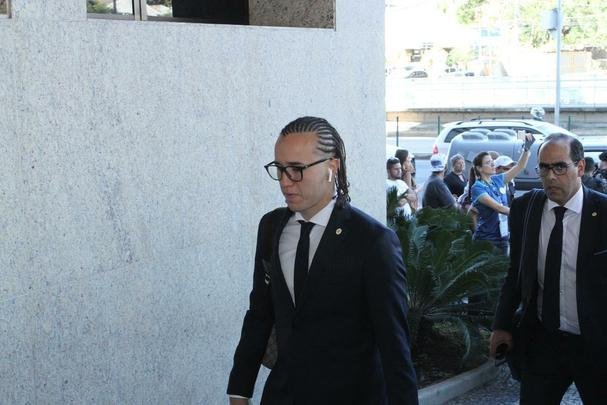 Repleta de estrelas, Seleo Uruguaia chegou a Belo Horizonte no comeo da tarde para a disputa da Copa Amrica. Cavani e Surez, as principais estrelas, mostraram muita simpatia. O meia De Arrascaeta, ex-Cruzeiro, atendeu a um f, mas passou pela imprensa sem dar entrevistas