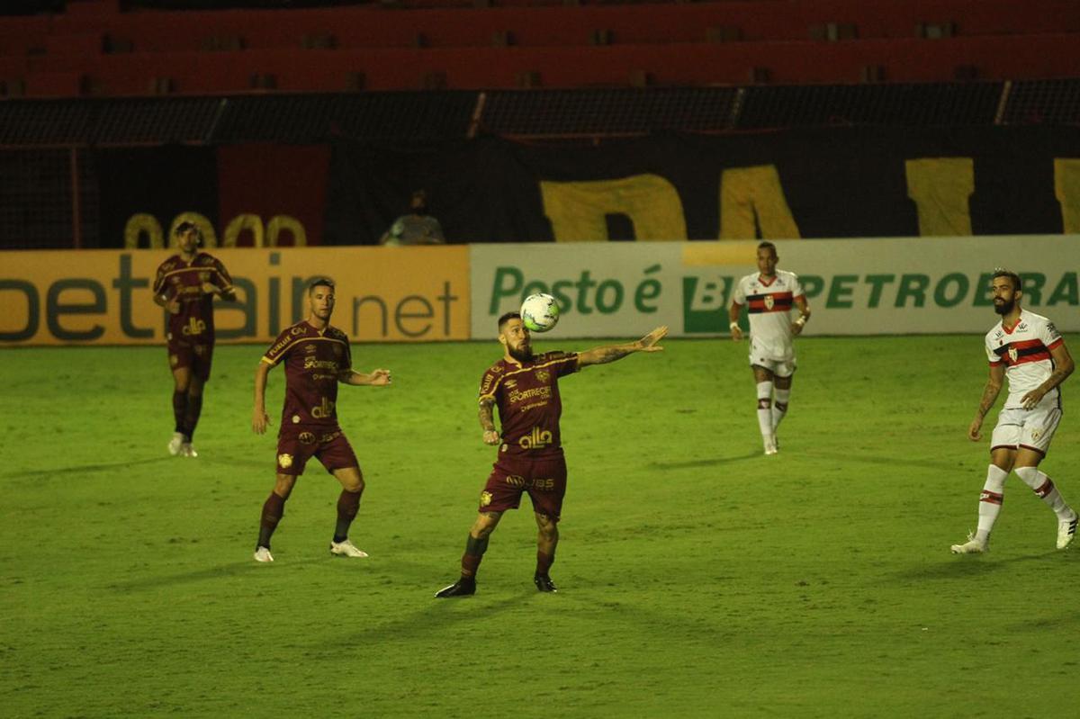 Equipes se enfrentaram no fechamento da rodada nesta segunda-feira na Ilha do Retiro