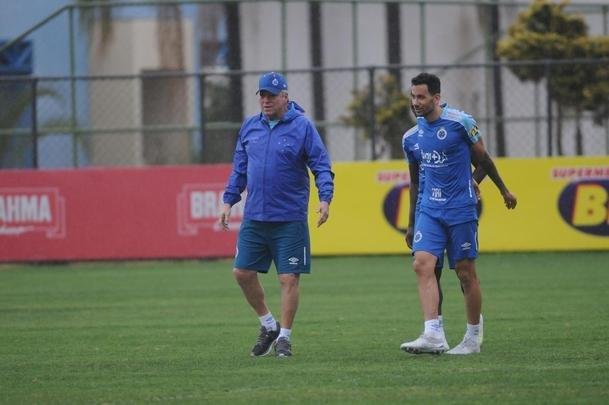 Sob forte chuva, Cruzeiro iniciou preparao para duelo com o Botafogo, marcado para as 21h30 desta quinta-feira