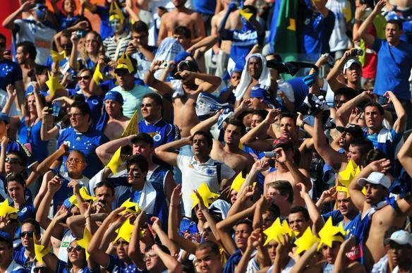 Torcida cruzeirense comea a festa dentro do estdio antes da partida decisiva contra o Grmio