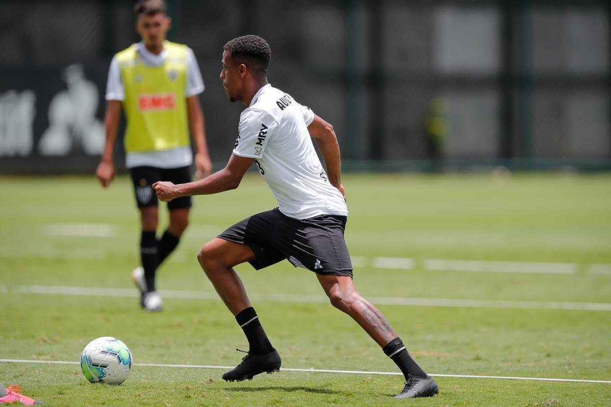 Aps polmica balada, Dylan e Marrony participam normalmente do treino na Cidade do Galo