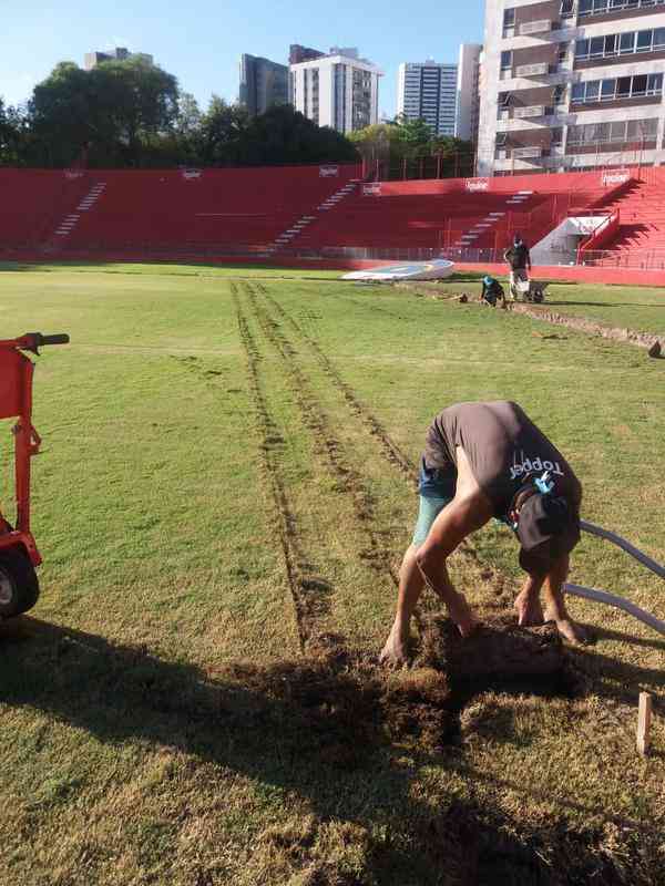 Estdio dos Aflitos teve 12 drenos abertos. Desses, alguns estavam selados (tapados), outros amassados. O curto da obra foi estipulado entre R$ 8 mil e R$ 10 mil.