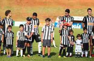 Torcedores do Atltico na partida contra o Patrocinense, no Estdio Pedro Alves do Nascimento, em Patrocnio, pelo Campeonato Mineiro
