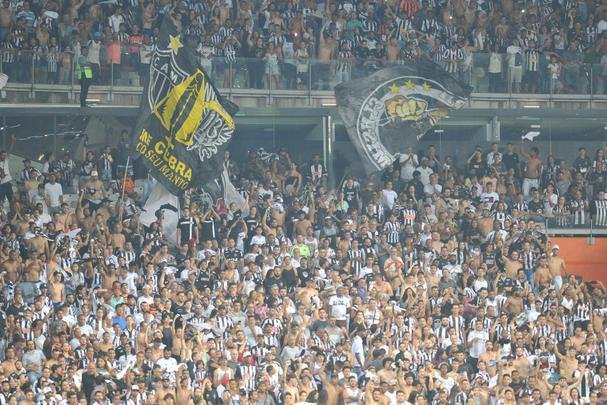 Marquinhos abriu o placar para o Atltico em chute cruzado: 1 a 0