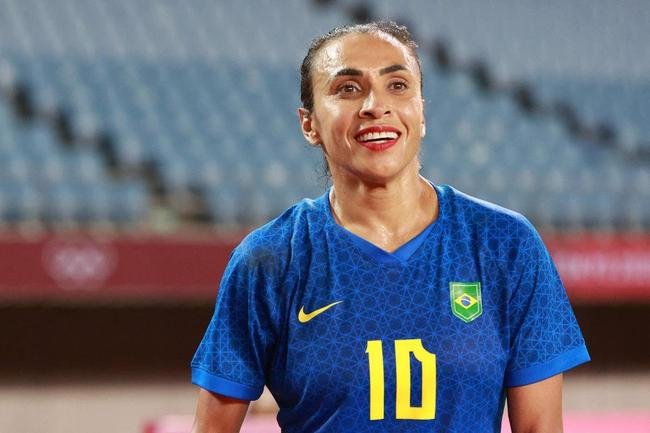 Marta - A meia-atacante do Orlando Pride  a pessoa que mais vezes foi eleita melhor do mundo no futebol (seis), a maior artilheira das Copas do Mundo e a segunda maior artilheira em Jogos Olmpicos. Grande jogadora da histria do futebol feminino, ela namora a zagueira Carrie Lawrence.