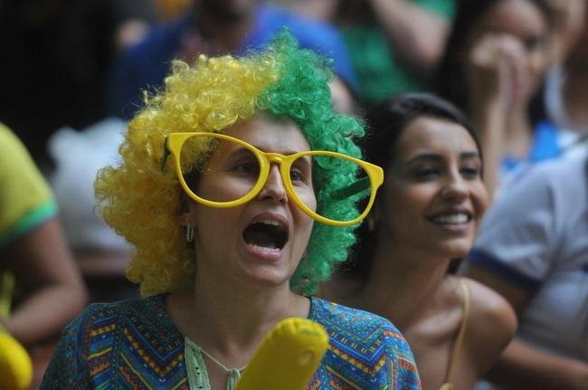 Torcedores se concentraram nos bares da Savassi, em Belo Horizonte, para acompanhar o jogo entre Brasil x Camares pela Copa do Mundo