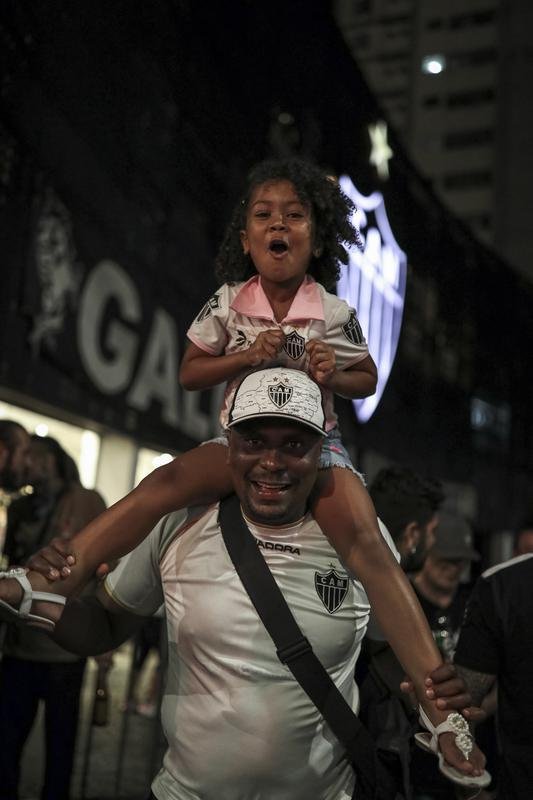 Torcedores do Atltico fizeram viglia em comemorao ao aniversrio de 114 anos do clube, na madrugada desta sexta-feira, na porta da sede de Lourdes