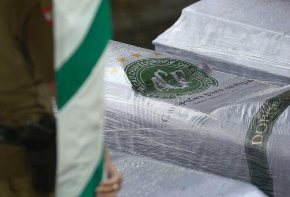 Momento da chegada dos caixões à Arena foi tocante