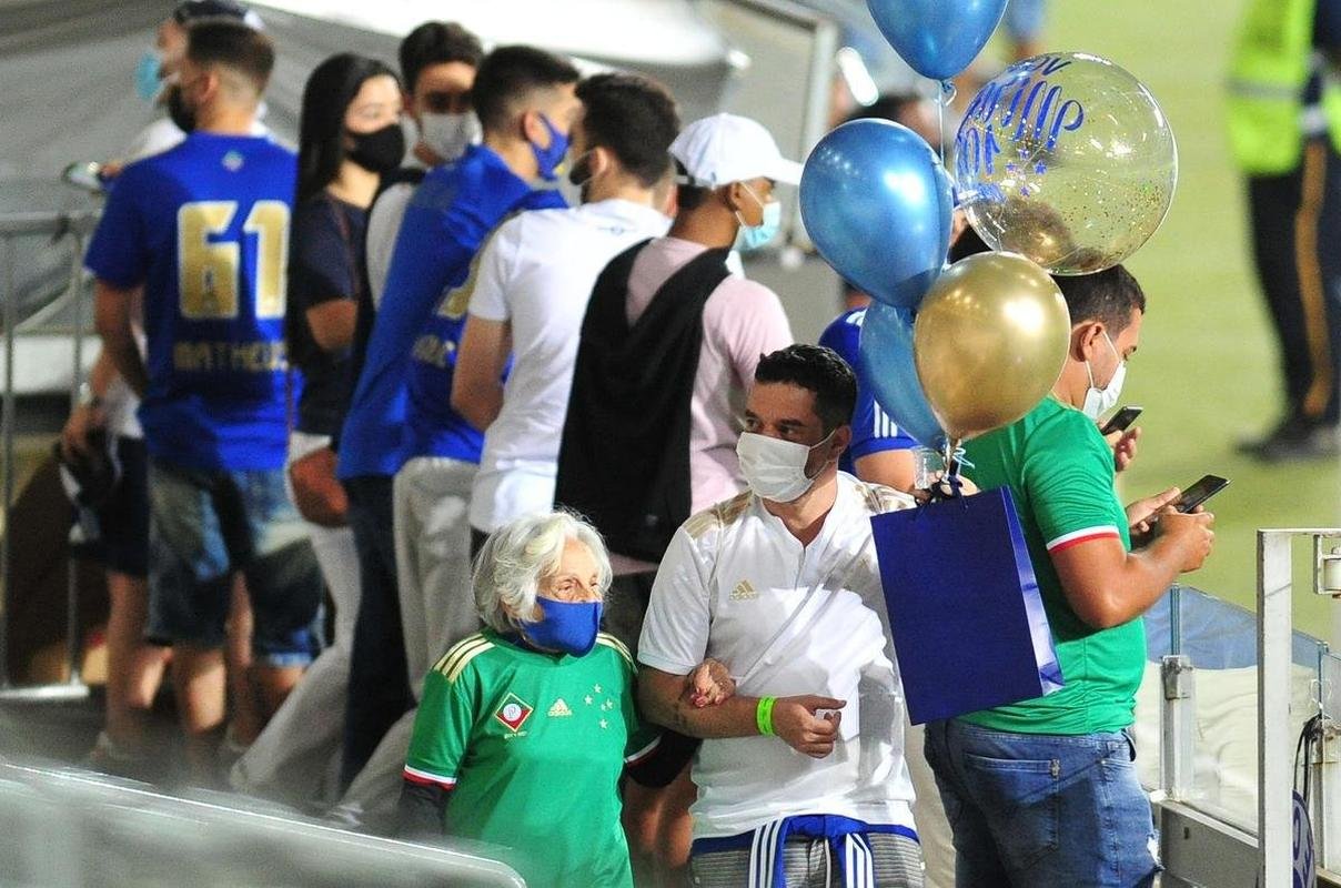 Na volta ao Mineiro, torcida fez festa com a vitria do Cruzeiro por 1 a 0 sobre o Confiana. No fim da partida, jogadores agradeceram o apoio dos cruzeirenses.