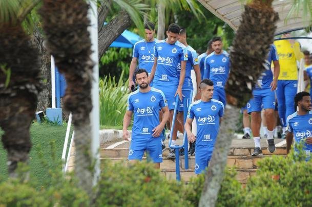 Fotos da apresentao de Adilson Batista como novo tcnico do Cruzeiro. Tcnico teve reunio com jogadores na Toca da Raposa II, falou com a imprensa e depois comandou seu primeiro treino