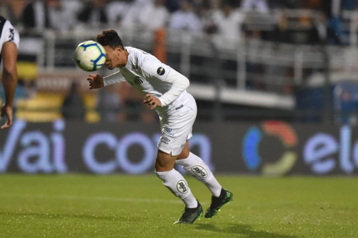Atlético derrotou Santos por 2 a 1, de virada, com gols de Chará, e avançou às quartas de final da Copa do Brasil