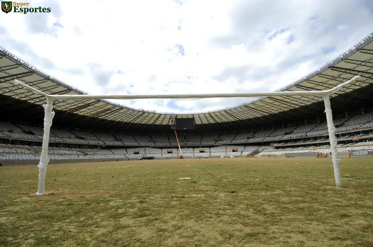 06/12/2012 - Gramado j instalado no campo. Reforma entra na parte dos detalhes, do acabamento final.