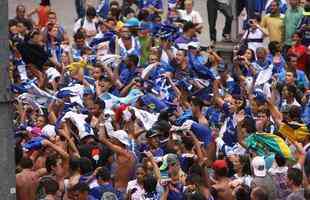 Torcedores do Cruzeiro tomam conta da Praa Sete e da Avenida Afonso Pena no centro de Belo Horizonte para celebrar o ttulo brasileiro com os jogadores, que desfilam em carro aberto do Corpo de Bombeiros.   