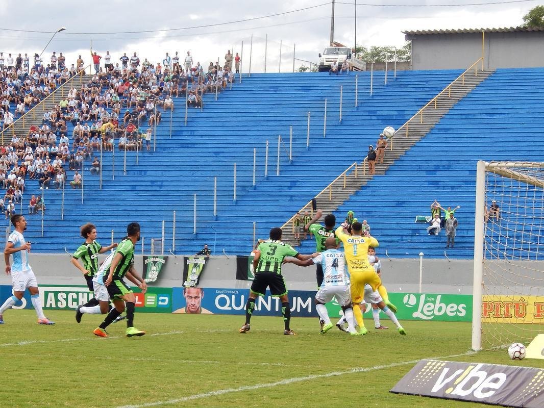 Fotos da partida entre Londrina e Amrica, no Estdio do Caf, no Paran