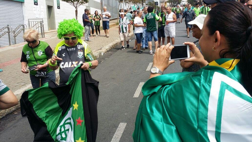 Torcida do Amrica nos arredores do Independncia para a partida contra o Oeste