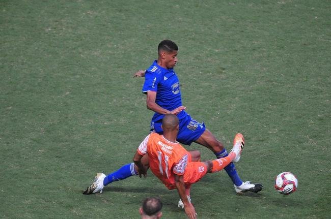 Fotos de Coimbra x Cruzeiro, no Independncia, pela 8 rodada do Mineiro. William Pottker e Felipe Augusto fizeram os gols da vitria celeste por 2 a 0.