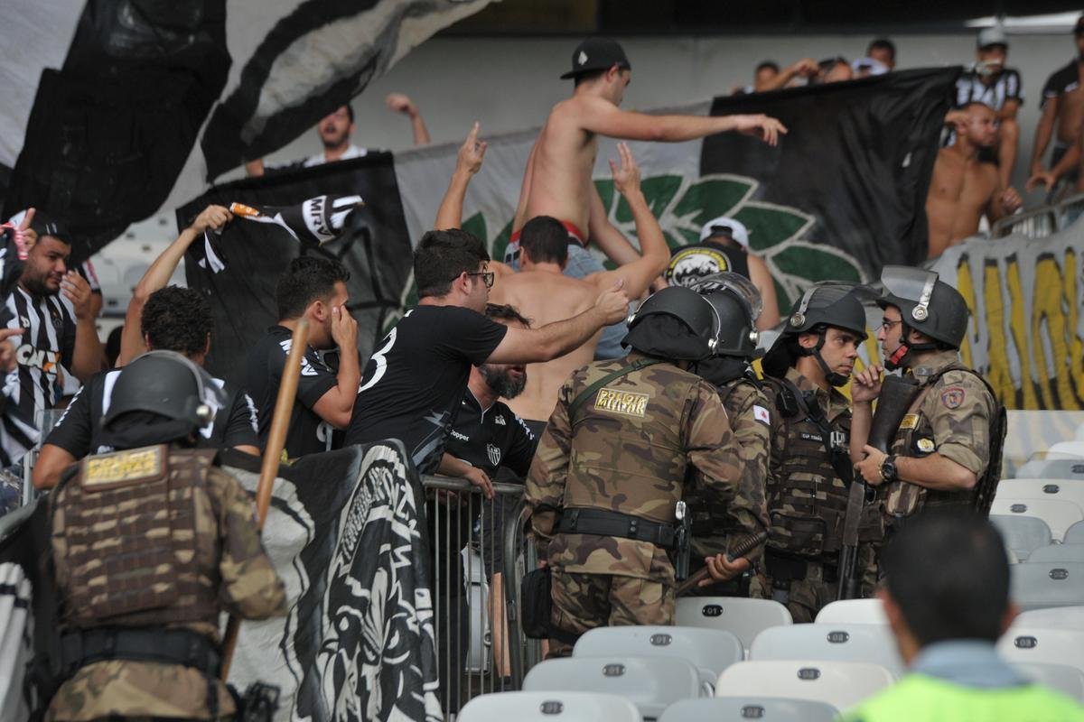 Fotos da torcida do Atltico durante o clssico contra o Cruzeiro