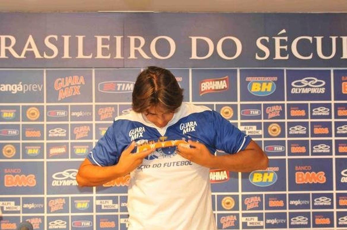 Imagens da apresentao do atacante Marcelo Moreno na Toca da Raposa II