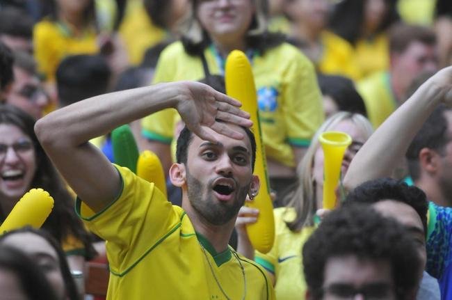 Torcedores se concentraram nos bares da Savassi, em Belo Horizonte, para acompanhar o jogo entre Brasil x Camares pela Copa do Mundo