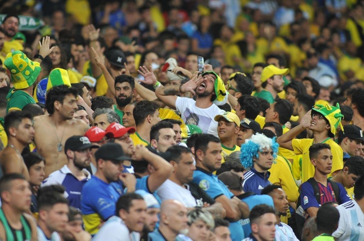 Fotos das torcidas de Brasil e Argentina, no Mineiro, no clssico vlido pela semifinal da Copa Amrica