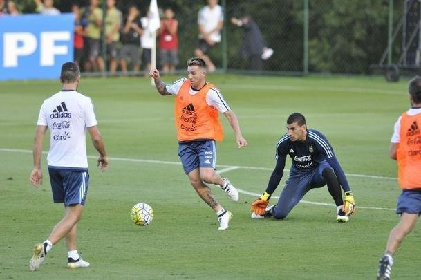 Seleo Argentina treinou nesta tera na Cidade do Galo com Lionel Messi. O craque cobrou faltas, afiou a pontaria e, em seguida, deixou a atividade mais cedo para se poupar. Na parte final, o tcnico Bauza orientou um trabalho em campo reduzido