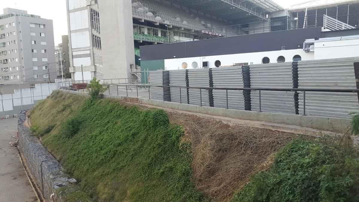 Arquibancada mvel est sendo erguida ao lado dos vestirios do Independncia