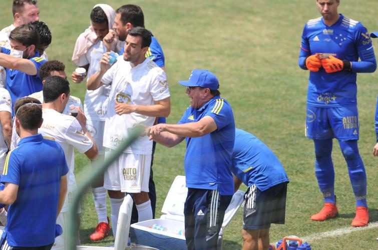 Cruzeiro e Ponte Preta se enfrentaram numa manhã de forte calor em Sete Lagoas