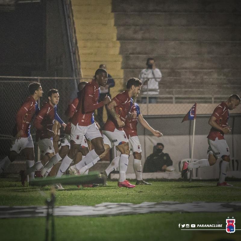 O Paraná é o 12º melhor mandante da Série B, com 55,56% de aproveitamento. Em 12 jogos, venceu cinco, empatou cinco e perdeu dois, com 15 gols marcados e sete sofridos. Em 14º lugar (29), o Tricolor somou 20 dos 36 pontos disputados em casa.