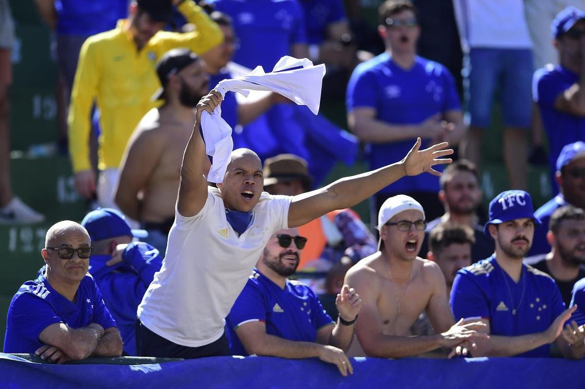 Fotos da torcida do Cruzeiro na partida diante do Guarani, no Brinco de Ouro, em Campinas, pela Srie B do Campeonato Brasileiro
