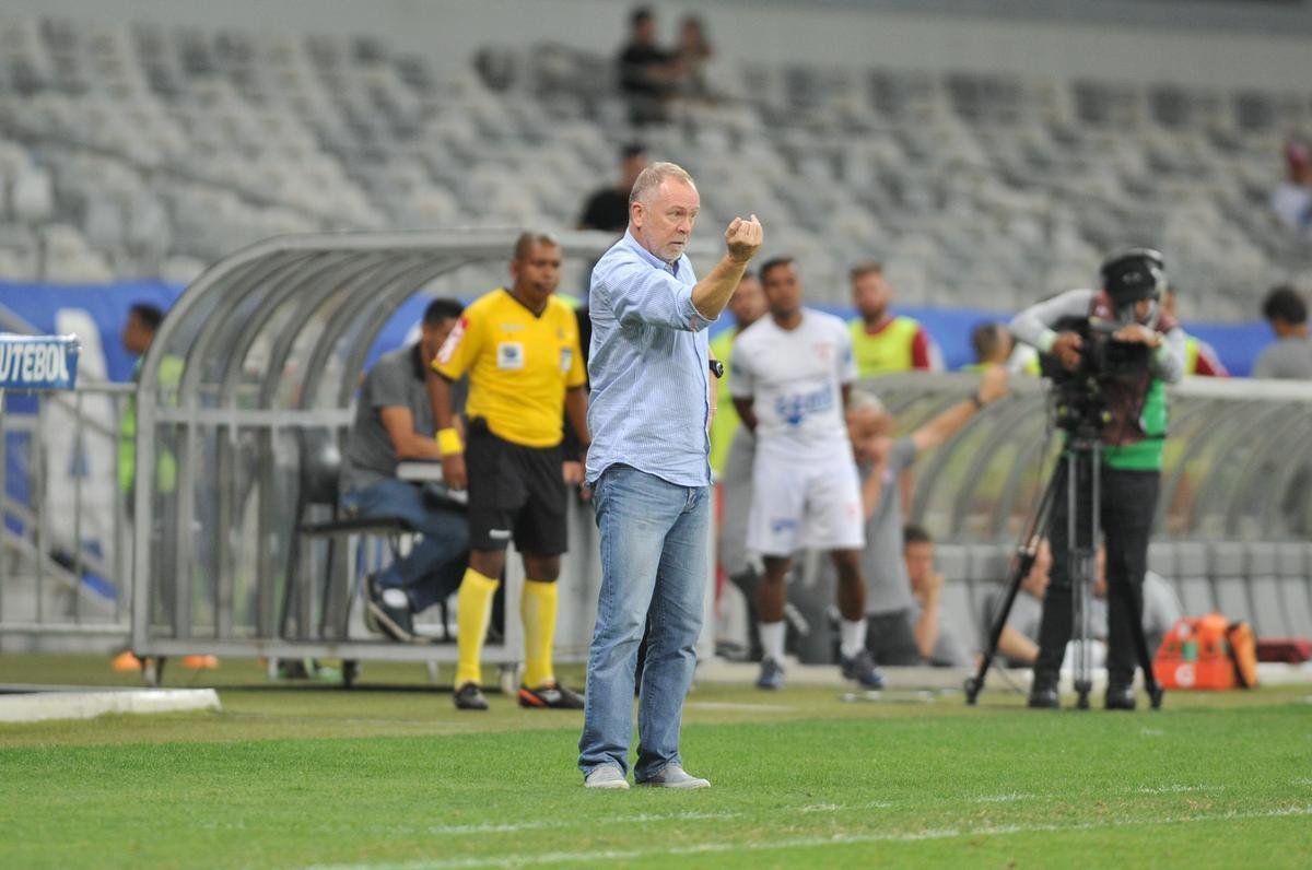 Imagens do duelo entre Cruzeiro e Internacional, no Mineiro, pela 22 rodada do Brasileiro 