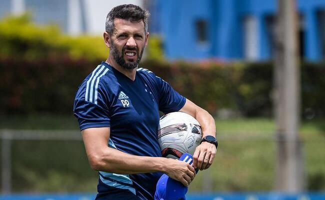 Tcnico Paulo Pezzolano durante treino do Cruzeiro