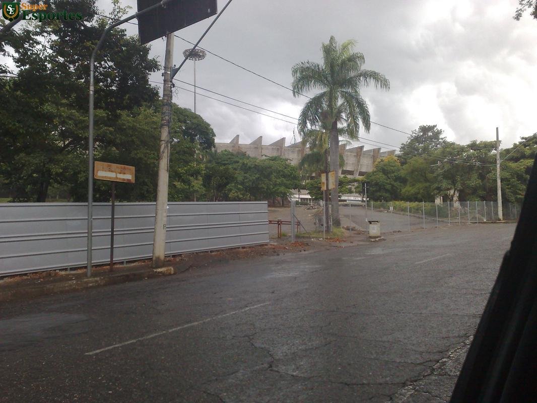 01/03/2011 - Tapumes so colocados na parte externa do Mineiro, indicando incio de obras nesta rea