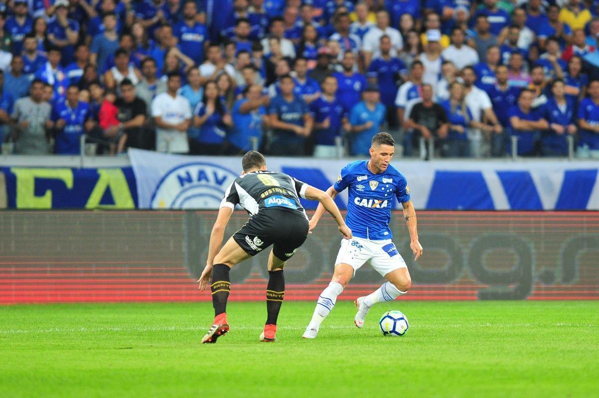 Fotos do primeiro tempo, no Mineiro; Thiago Neves abriu o placar para o Cruzeiro, e Gabriel Barbosa empatou para o Santos