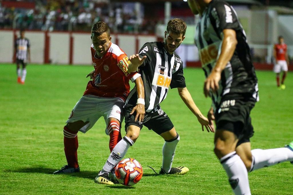 Veja imagens do jogo entre Tombense e Atltico