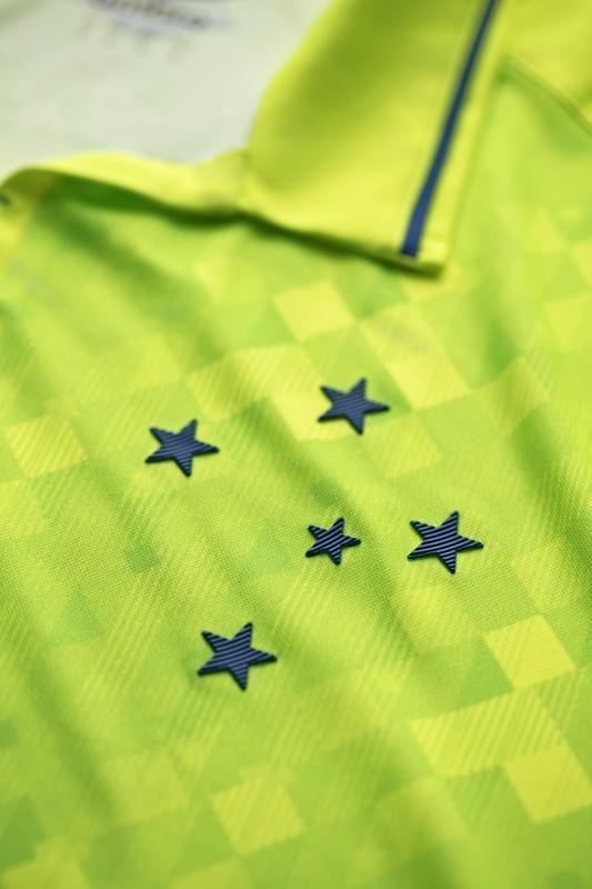Terceiro uniforme do Cruzeiro traz referncias a elementos grficos da dcada de 1990 e homenagem aos 95 anos da fornecedora Umbro 