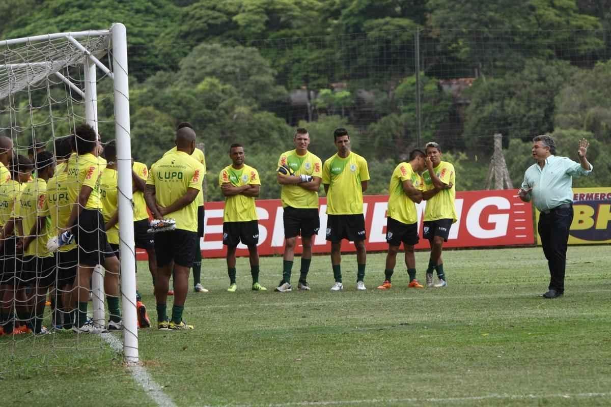 O elenco do Amrica se reapresentou para a temporada 2015 na tarde desta segunda-feira, no CT Lanna Drumond. Depois de reunio com integrantes do conselho de administrao, os jogadores foram para um campo secundrio, onde realizaram o primeiro trabalho com bola. O gramado principal passa por reformas.