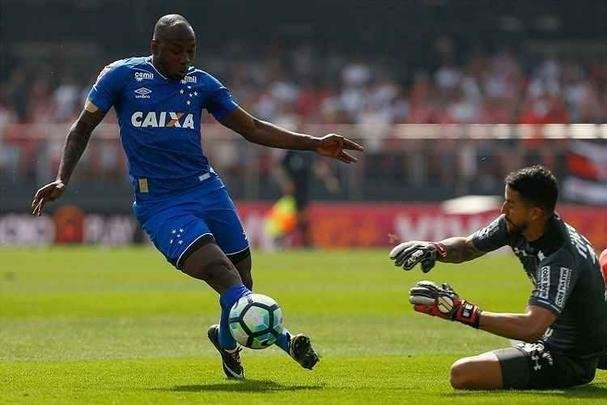 Sass (2017): trocado pelo Botafogo por Marcos Vincius,  o nico jogador com caractersticas de centroavante do atual elenco. Contudo, est no departamento mdico, pois passou por artroscopia para correo de uma leso na cartilagem do joelho direito. Alm disso, tem histrico complicado fora dos gramados desde o perodo no Rio de Janeiro. Ainda assim, Sass tem nmeros razoveis pelo Cruzeiro: marcou sete gols (seis no Campeonato Brasileiro e um na Primeira Liga) em 17 jogos.
