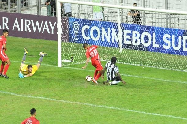 No segundo tempo, Atltico pressionou o Unin La Calera e chegou ao gol com Alerrandro: 1 a 0
