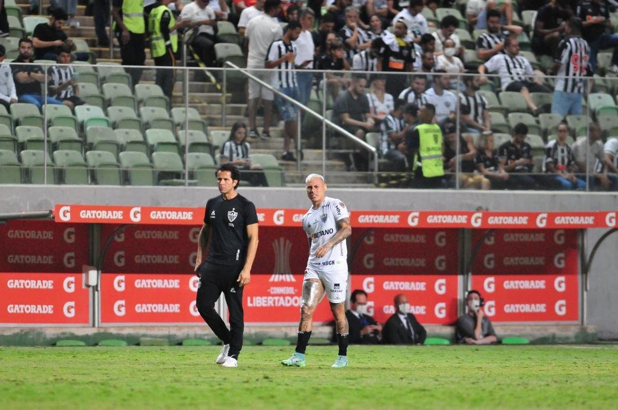 Vargas, do Atltico, deixou o jogo com bastante incmodo na coxa
