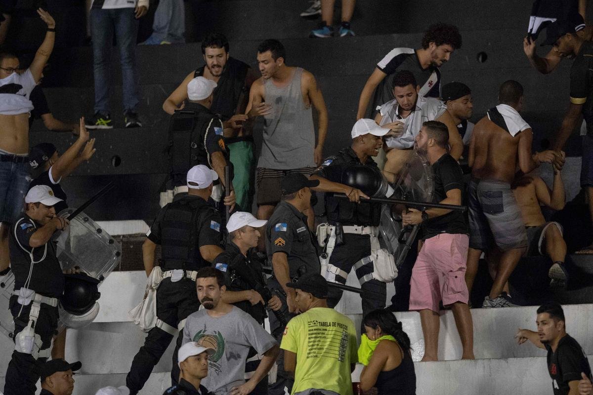 Cruzeiro goleou Vasco por 4 a 0 e causou a ira da torcida cruz-maltina em So Janurio
