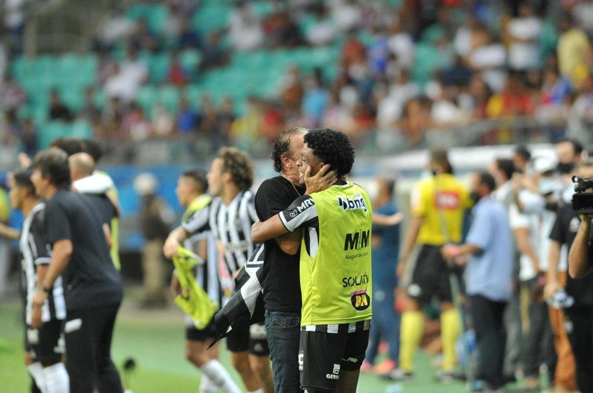 Com gols de Hulk, de pnalti, e Keno (e), o Galo virou sobre o Bahia, por 3 a 2 e chegou ao bicampeonato brasileiro