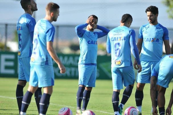 Jogadores do Cruzeiro durante treino desta sexta-feira na Toca da Raposa II