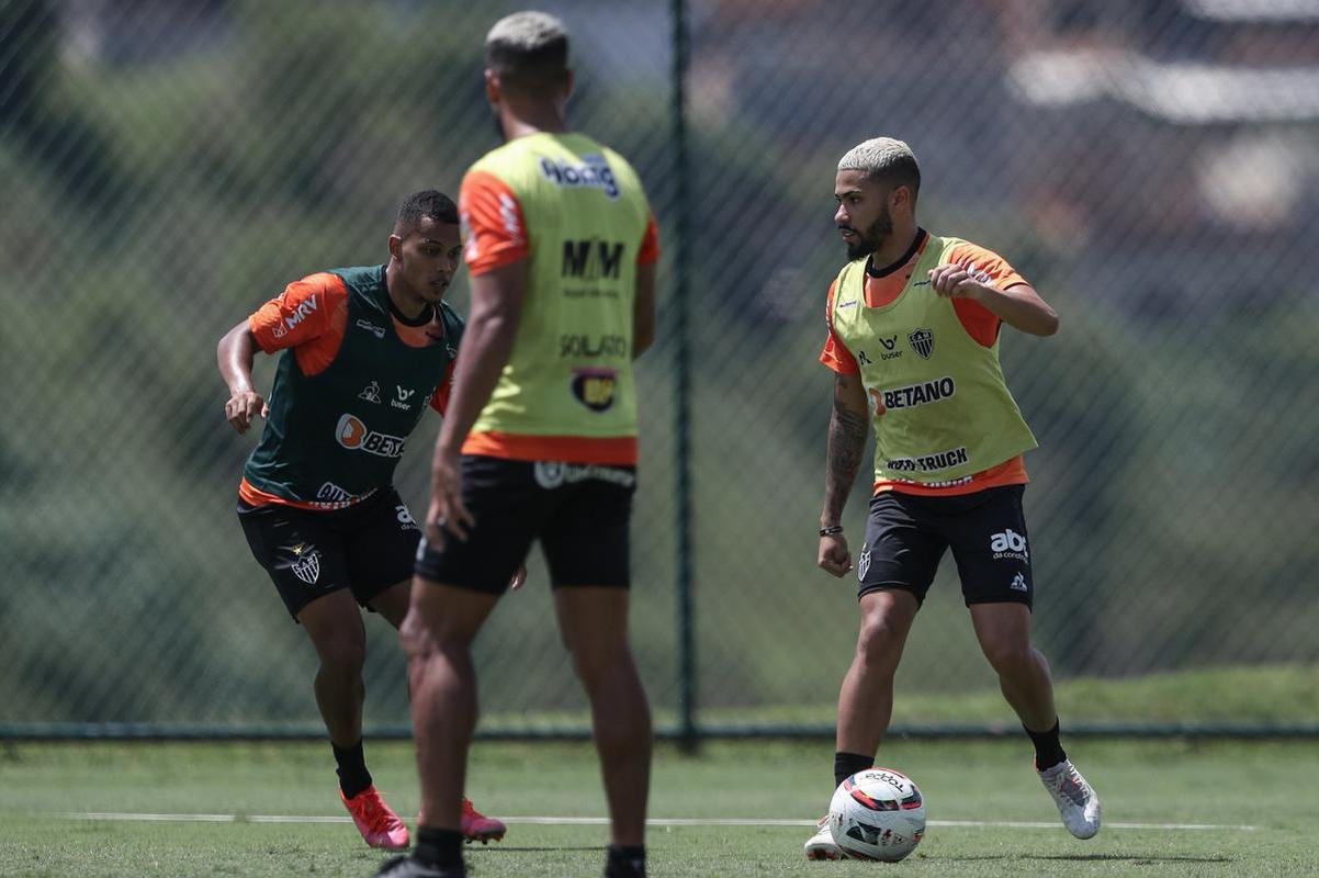 Com seriedade, mas tambm descontrao, o Atltico treinou sob sol forte na manh desta sexta-feira (21), na Cidade do Galo, em Vespasiano. Este foi o quinto dia de pr-temporada para o clube mineiro em 2022, sob o comando do tcnico argentino Antonio 'El Turco' Mohamed. Novas baixas, o volante Allan e o atacante Keno testaram positivo para COVID-19 e no participaram das atividades (ambos cumprem perodo de sete dias de isolamento social).