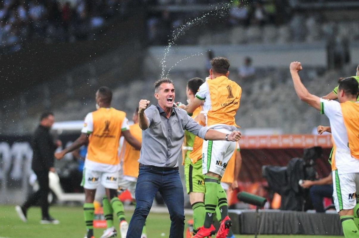 Fotos do golao de Felipe Azevedo, do Amrica, no clssico contra o Atltico, no Mineiro, pela Copa Libertadores
