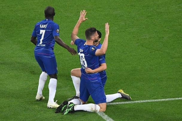 Com direito a um show de Hazard no segundo tempo, quando o craque belga marcou dois gols e ainda deu assistncia para Pedro balanar as redes, o Chelsea goleou o Arsenal por 4 a 1, nesta quarta-feira, no estdio Olmpico de Baku, no Azerbaijo, e conquistou o seu segundo ttulo da Liga Europa