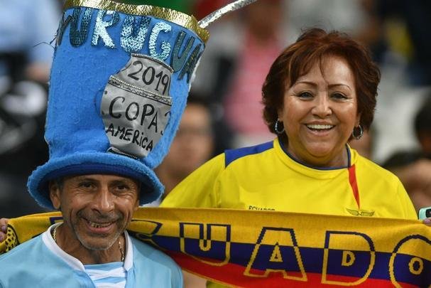 Fotos das torcidas de Uruguai e Equador no Mineiro