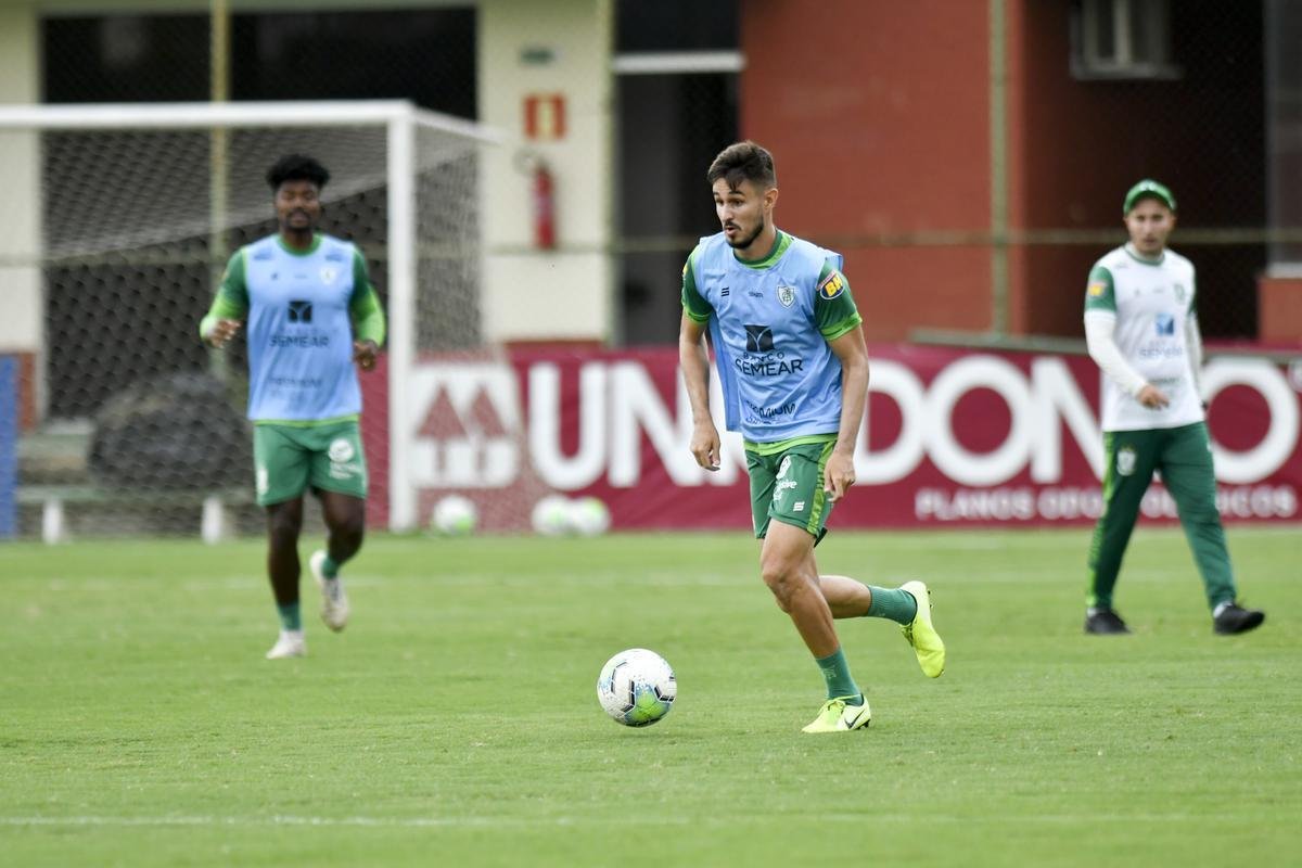 Titulares do Amrica foram poupados do treino com bola no campo, nesta segunda-feira, no CT Lanna Drumond. De qualquer forma, todo o elenco participou de uma palestra com o tcnico Lisca. A novidade do dia foi a volta do zagueiro Eduardo Bauermann s atividades normais. O volante Z Ricardo segue como dvida para enfrentar o Internacional na quarta-feira, em 'deciso' pela Copa do Brasil