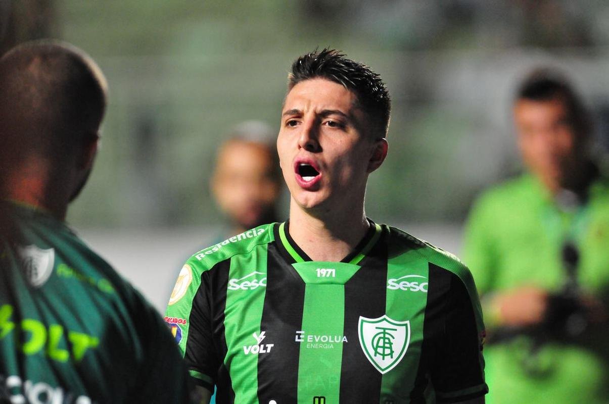 Jogadores e comisso tcnica festejaram muito a vitria com a torcida no dia do aniversrio de 110 anos do Amrica
