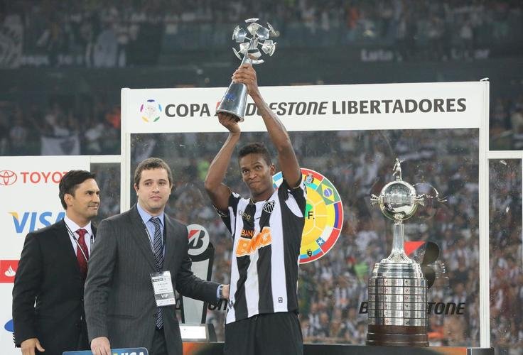 5 - Jô: artilheiro da Libertadores de 2013, com sete gols, Jô foi quem abriu caminho para a vitória do Atlético na final contra o Olímpia, após receber um passe de Rosinei. O camisa 7 ganhou, ainda, os Campeonatos Mineiros de 2013 e 2015, a Recopa e Copa do Brasil de 2014. Apesar de altos e baixos, Jô caiu nas graças da massa atleticana pelos gols e pela parceria com Ronaldinho. As comemorações entre os dois, pulando de peito um no outro, eram um momento esperado e festejado pela torcida nas arquibancadas.