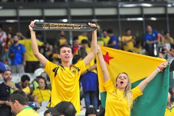 Fotos das torcidas de Brasil e Argentina, no Mineiro, no clssico vlido pela semifinal da Copa Amrica